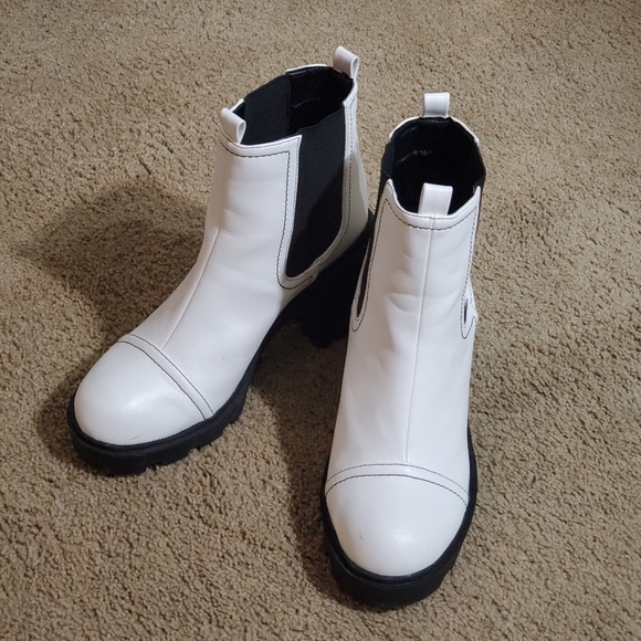 Black & White Ankle Boots - Picture 4 of 6